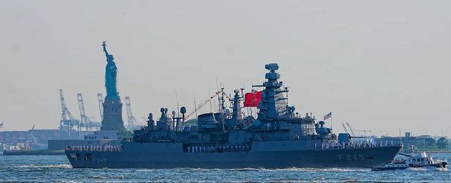 TCG Oruçreis, New York'ta boy gösterdi